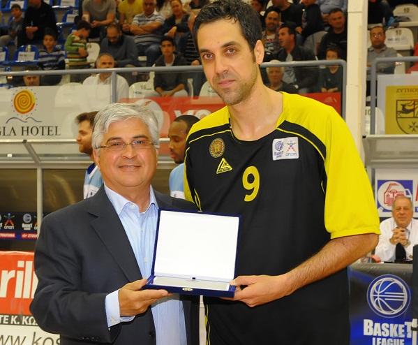 Τίμησε τον Νίκο Χατζή